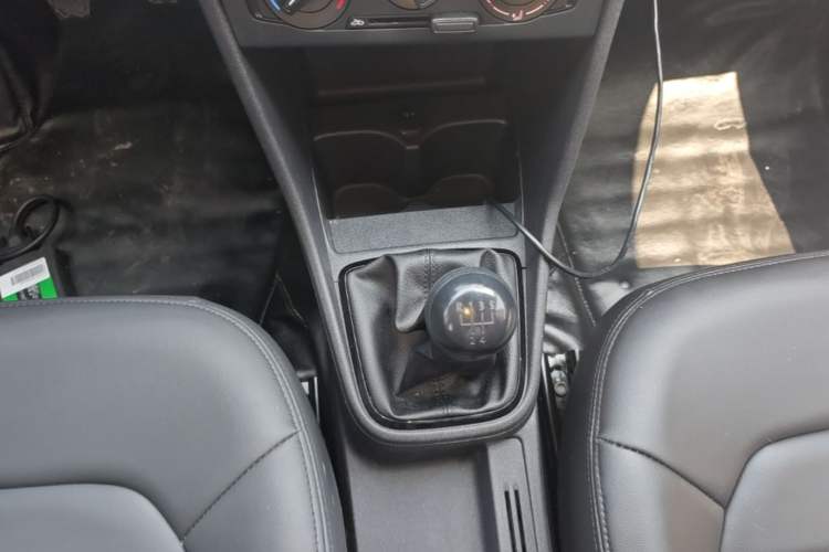 Used Volkswagen Jetta 2015 Value Edition 1.6L Manual Fashionable Style Gear Lever