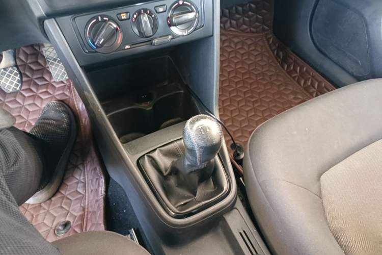 Used Volkswagen Jetta 2015 Zhuihui Edition 1.4L Manual Fashion Model Gear Lever