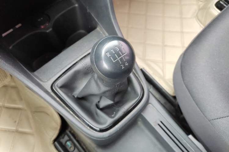 Used Volkswagen Jetta 2015 Value Edition 1.6L Manual Fashionable Style Gear Lever