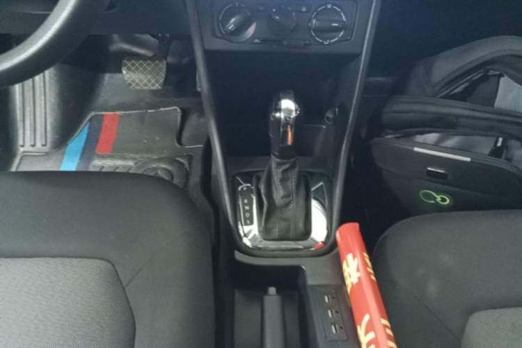 Used Volkswagen Jetta 2015 Value Edition 1.6L Automatic Fashion Version Gear Lever