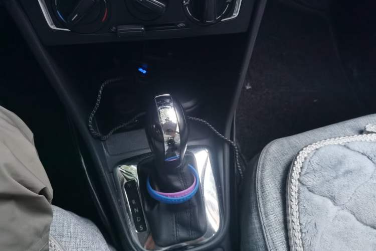 Used Volkswagen Jetta 2015 1.6L Automatic Comfort Model Gear Lever