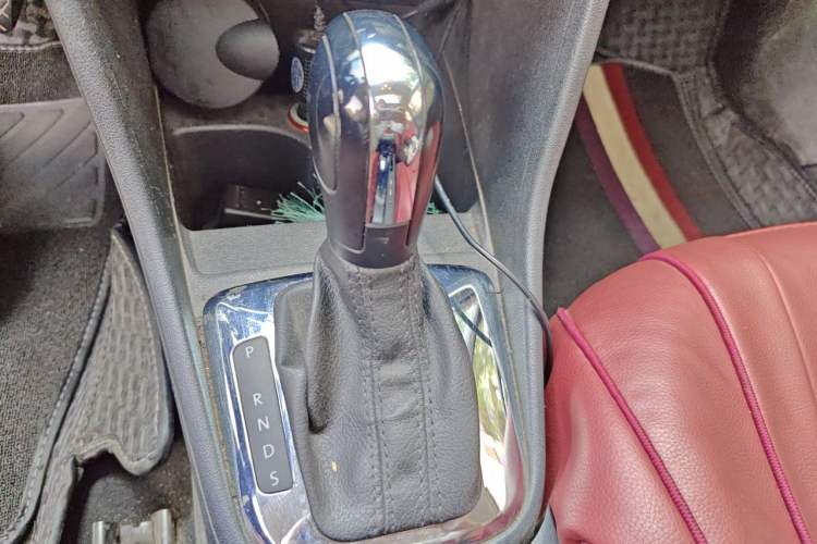 Used Volkswagen Jetta 2015 1.6L Automatic Comfort Model Gear Lever