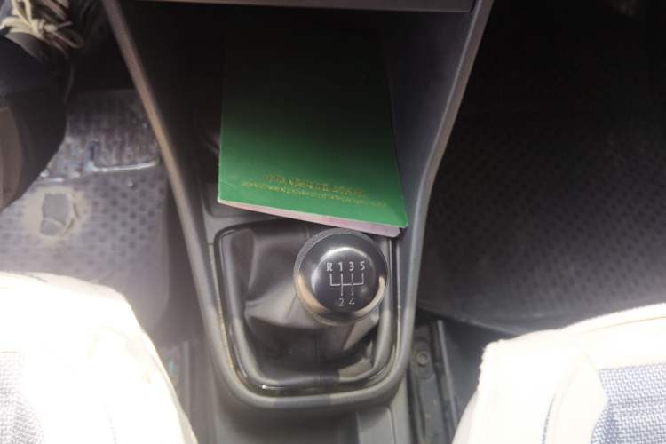 Used Volkswagen Jetta 2015 Zhuihui Edition 1.4L Manual Fashion Model Gear Lever