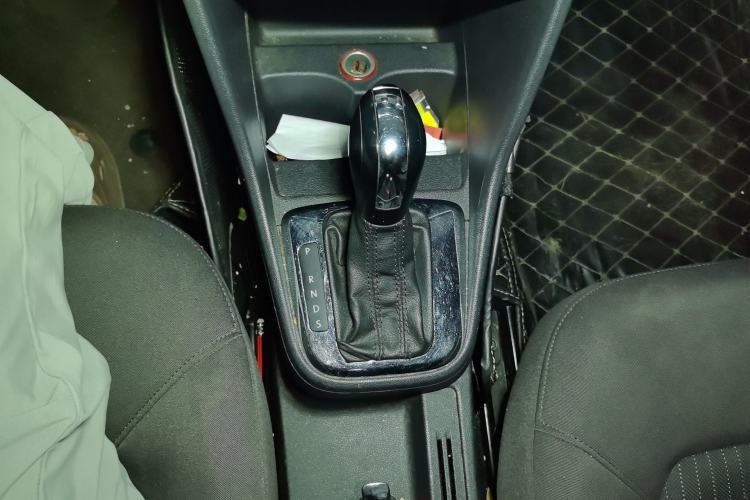 Used Volkswagen Jetta 2015 Value Edition 1.6L Automatic Comfort Version Gear Lever