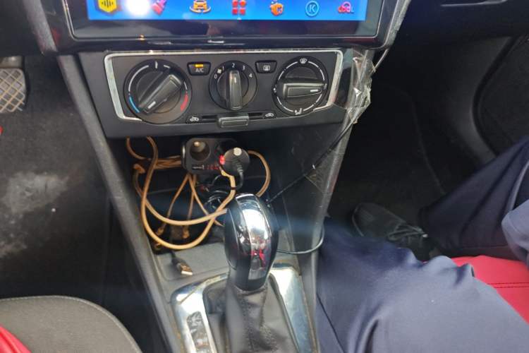 Used Volkswagen Jetta 2015 Value Edition 1.6L Automatic Comfort Version Gear Lever
