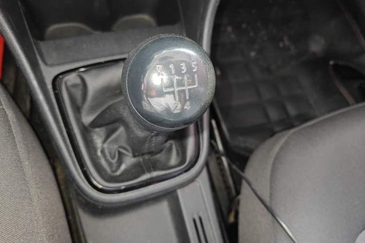 Used Volkswagen Jetta 2015 Value Edition 1.6L Manual Fashionable Style Gear Lever
