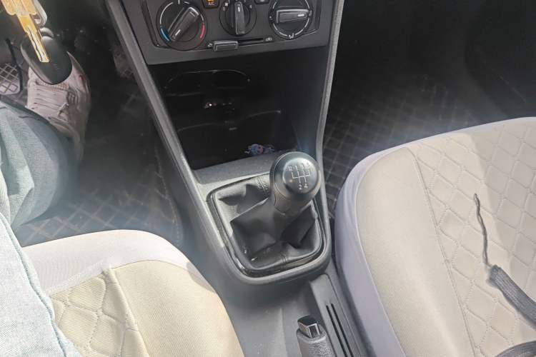 Used Volkswagen Jetta 2015 Value Edition 1.6L Manual Fashionable Style Gear Lever