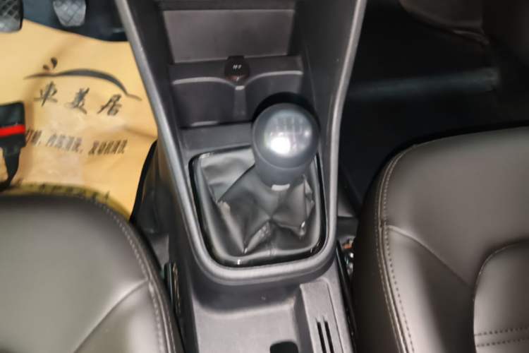 Used Volkswagen Jetta 2015 Value Edition 1.6L Manual Fashionable Style Gear Lever