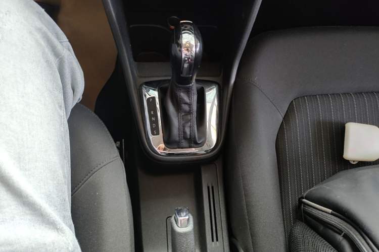 Used Volkswagen Jetta 2015 Value Edition 1.6L Automatic Comfort Version Gear Lever