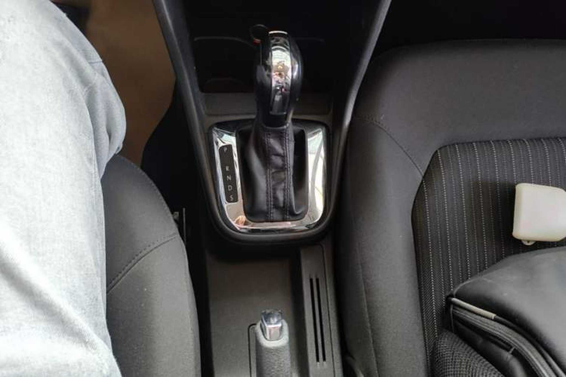 Used Volkswagen Jetta 2015 Value Edition 1.6L Automatic Comfort Version Gear Lever