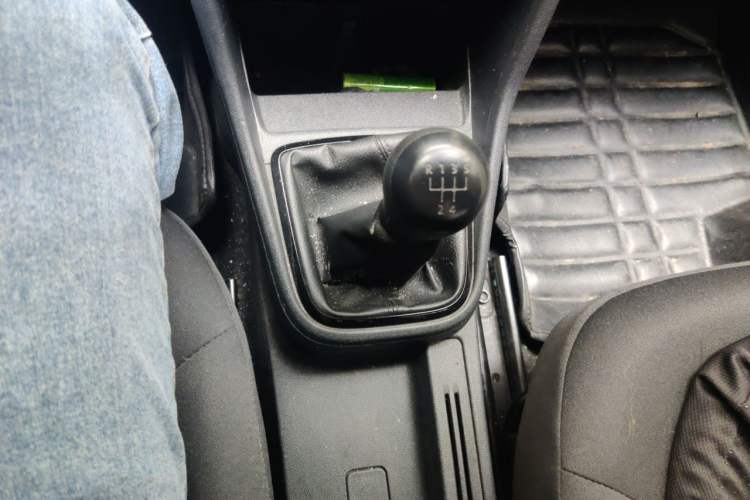 Used Volkswagen Jetta 2015 Value Edition 1.6L Manual Fashionable Style Gear Lever