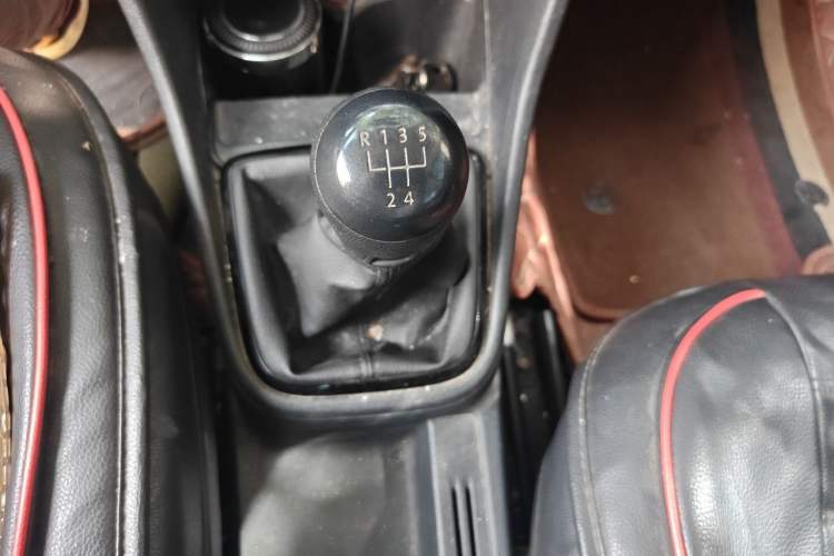 Used Volkswagen Jetta 2015 Value Edition 1.6L Manual Fashionable Style Gear Lever