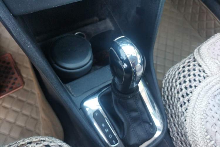 Used Volkswagen Jetta 2015 Value Edition 1.6L Automatic Comfort Version Gear Lever