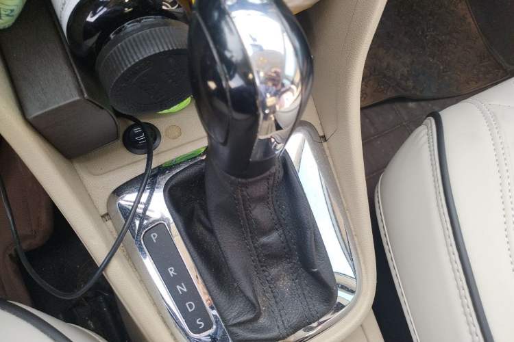Used Volkswagen Jetta 2015 Value Edition 1.6L Automatic Comfort Version Gear Lever