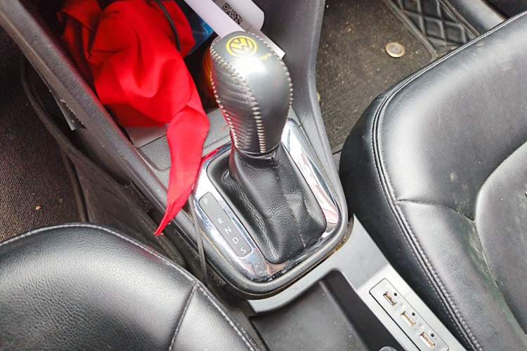 Used Volkswagen Jetta 2015 Value Edition 1.6L Automatic Comfort Version Gear Lever