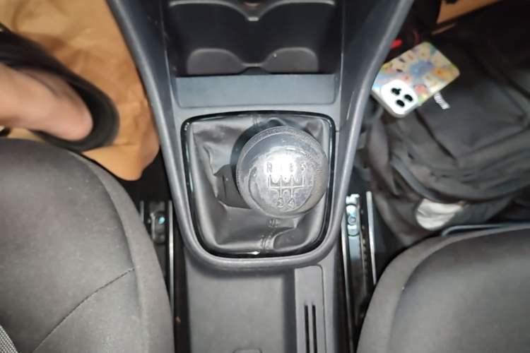 Used Volkswagen Jetta 2015 Value Edition 1.6L Manual Fashionable Style Gear Lever