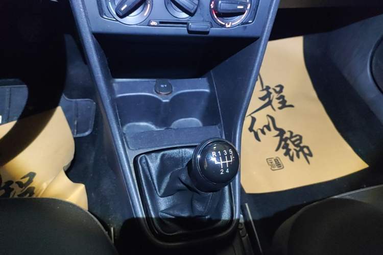 Used Volkswagen Jetta 2015 1.6L Manual Fashion Edition Gear Lever