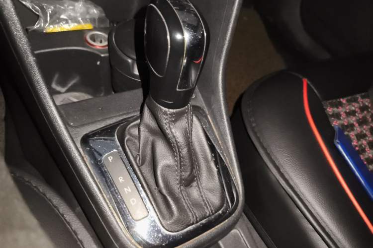 Used Volkswagen Jetta 2015 Value Edition 1.6L Automatic Comfort Version Gear Lever