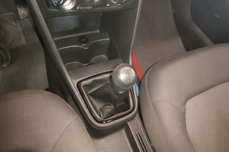 Used Volkswagen Jetta 2015 1.6L Manual Fashion Edition Gear Lever