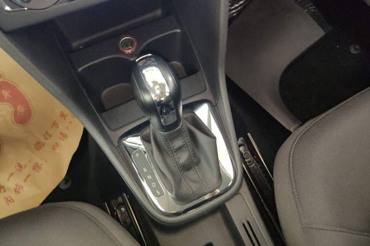 Used Volkswagen Jetta 2015 Value Edition 1.6L Automatic Comfort Version Gear Lever