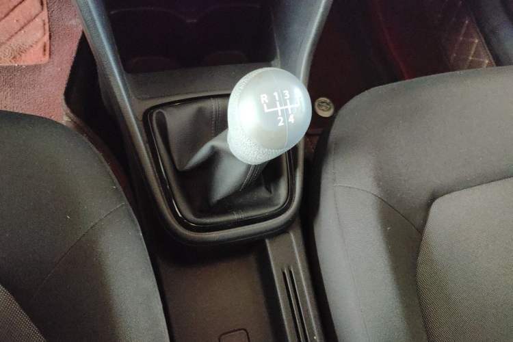 Used Volkswagen Jetta 2015 Value Edition 1.6L Manual Fashionable Style Gear Lever