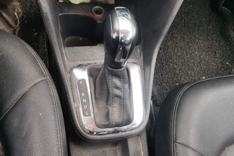 Used Volkswagen Jetta 2015 Value Edition 1.6L Automatic Comfort Version Gear Lever