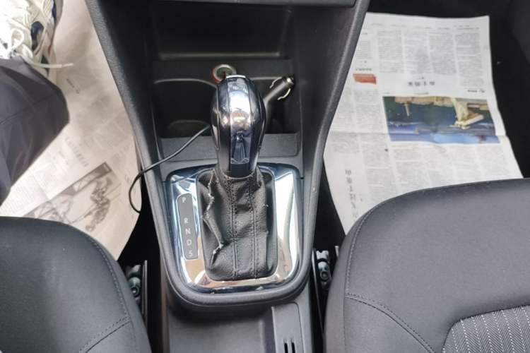 Used Volkswagen Jetta 2015 Value Edition 1.6L Automatic Comfort Version Gear Lever