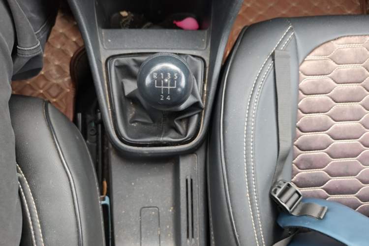 Used Volkswagen Jetta 2015 1.6L Manual Fashion Edition Gear Lever