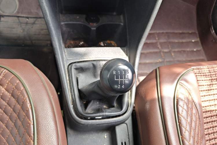 Used Volkswagen Jetta 2015 1.6L Manual Fashion Edition Gear Lever