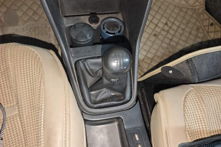 Used Volkswagen Jetta 2015 Value Edition 1.6L Manual Fashionable Style Gear Lever