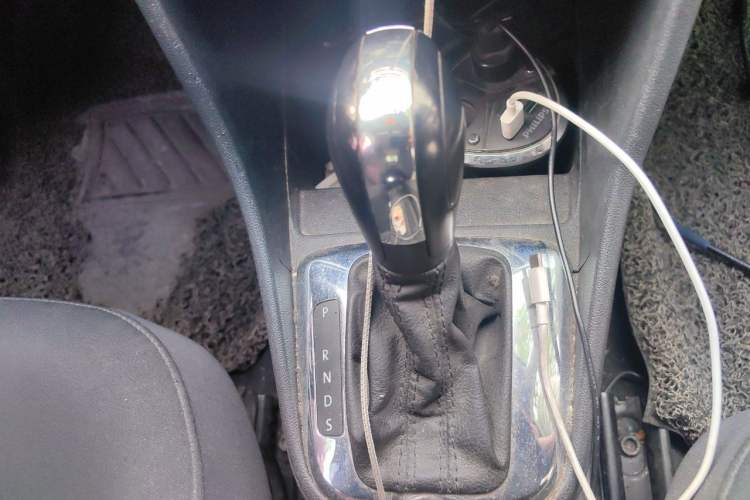 Used Volkswagen Jetta 2015 Value Edition 1.6L Automatic Comfort Version Gear Lever