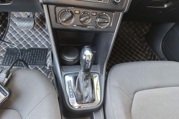 Used Volkswagen Jetta 2015 Value Edition 1.6L Automatic Fashion Version Gear Lever