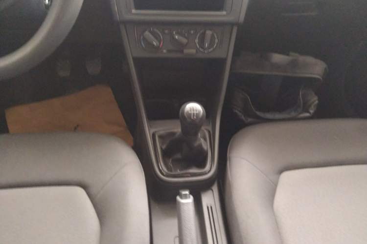 Used Volkswagen Jetta 2015 1.6L Manual Fashion Edition Gear Lever