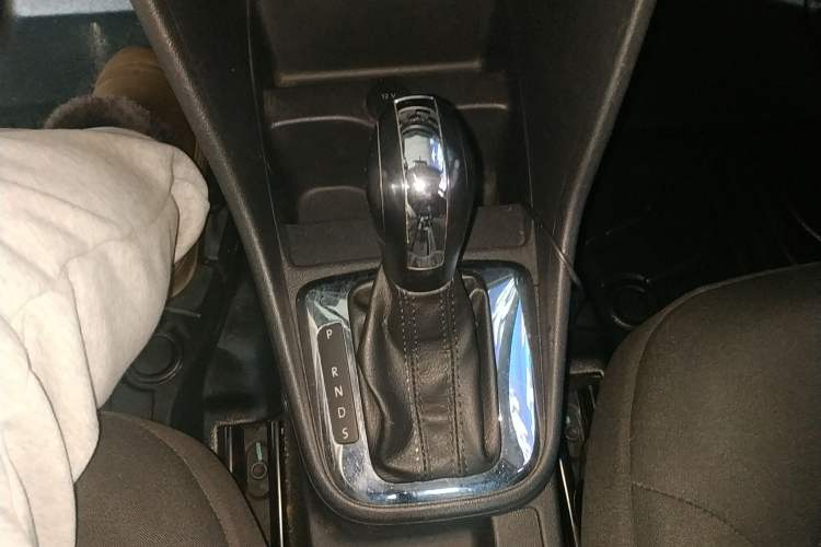 Used Volkswagen Jetta 2015 1.6L Automatic Fashion Model Gear Lever