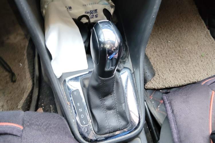 Used Volkswagen Jetta 2015 Value Edition 1.6L Automatic Comfort Version Gear Lever