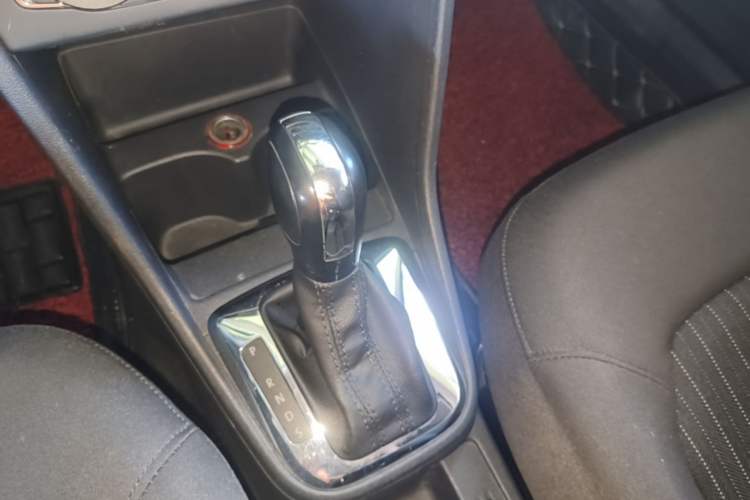 Used Volkswagen Jetta 2015 Value Edition 1.6L Automatic Comfort Version Gear Lever