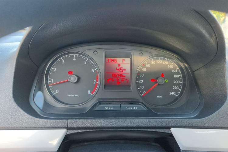 Used Volkswagen Jetta 2015 Value Edition 1.6L Automatic Comfort Version Instrument Cluster