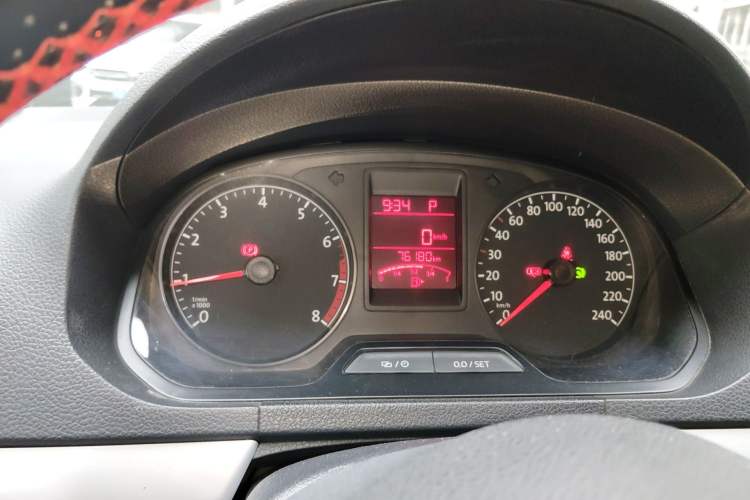 Used Volkswagen Jetta 2015 Value Edition 1.6L Automatic Comfort Version Instrument Cluster