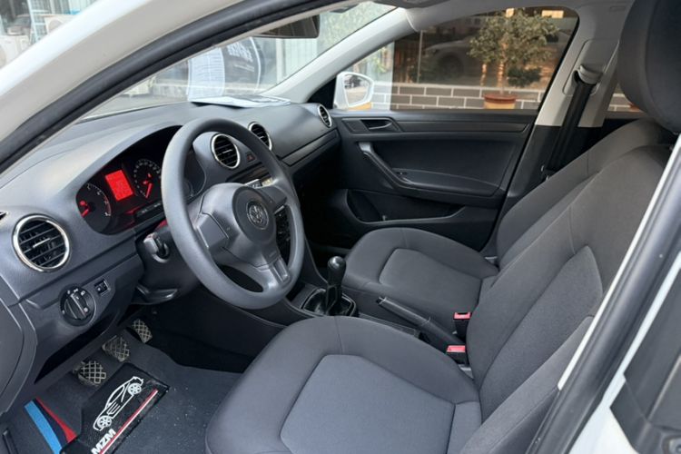 Used Volkswagen Jetta 2015 Zhuihui Edition 1.4L Manual Fashion Model Interior 2