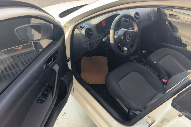 Used Volkswagen Jetta 2015 Value Edition 1.6L Manual Fashionable Style Interior 3