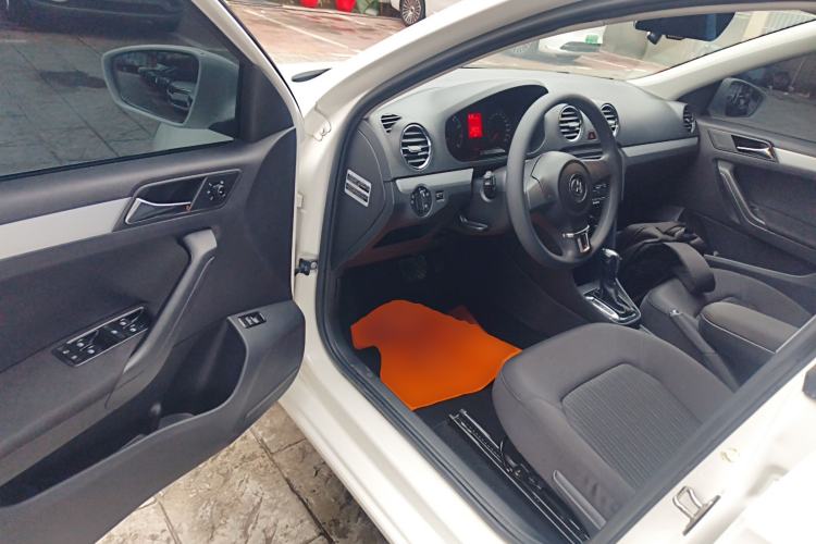 Used Volkswagen Jetta 2015 Value Edition 1.6L Automatic Comfort Version Interior 3