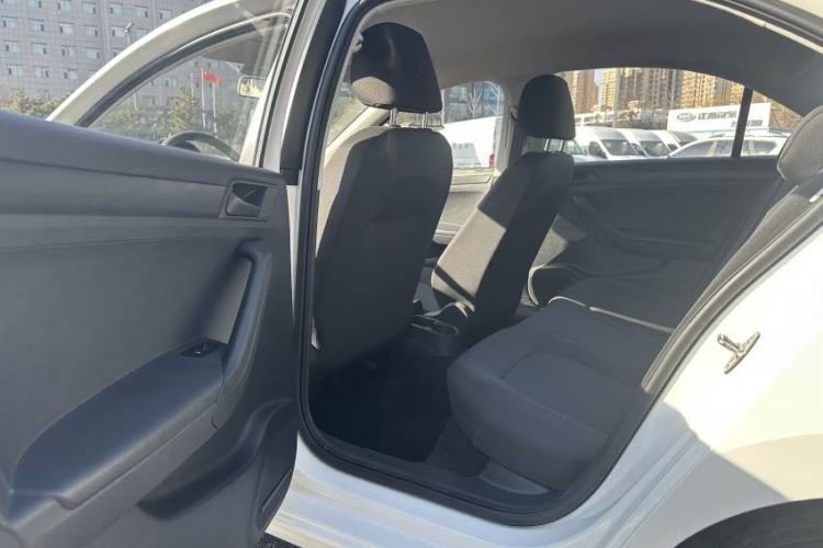 Used Volkswagen Jetta 2015 Value Edition 1.6L Manual Fashionable Style Interior 3