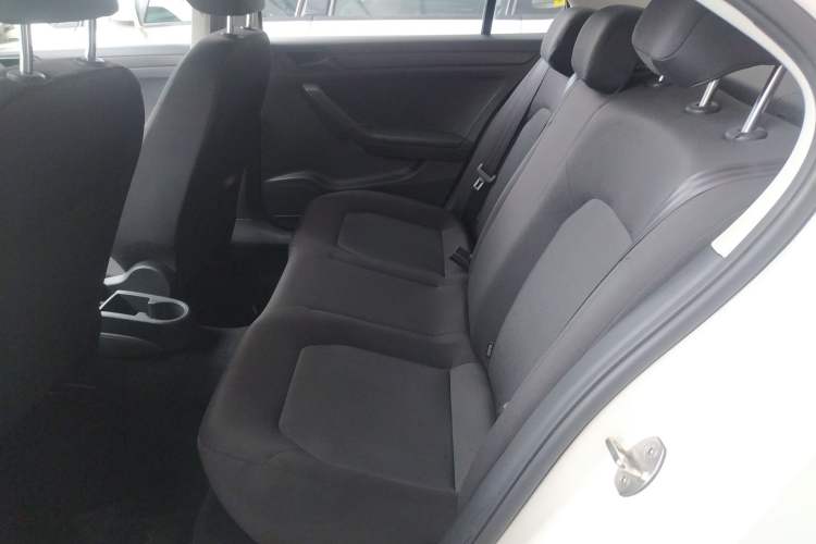 Used Volkswagen Jetta 2015 1.6L Manual Fashion Edition Interior 4