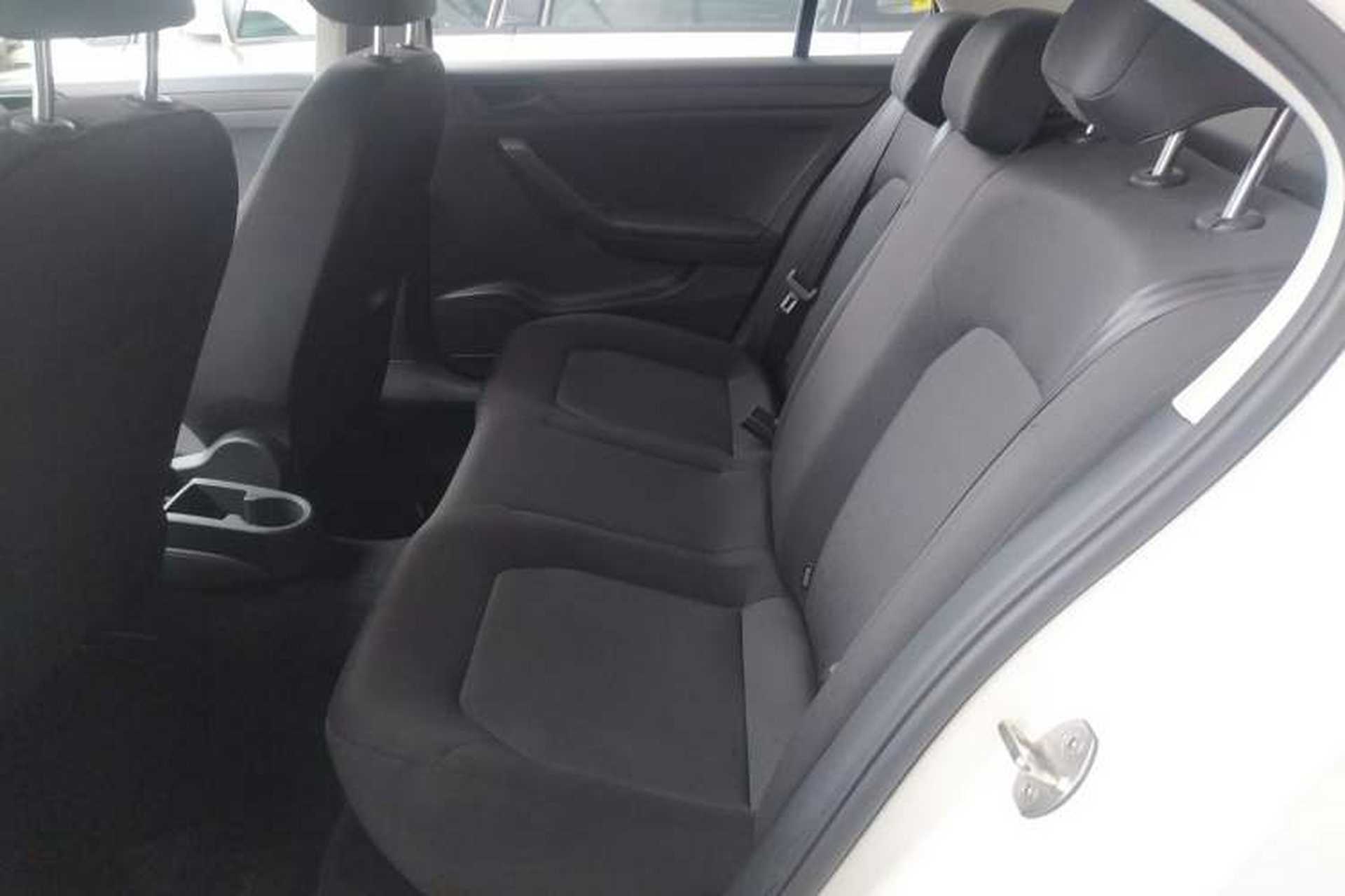 Used Volkswagen Jetta 2015 1.6L Manual Fashion Edition Interior 4