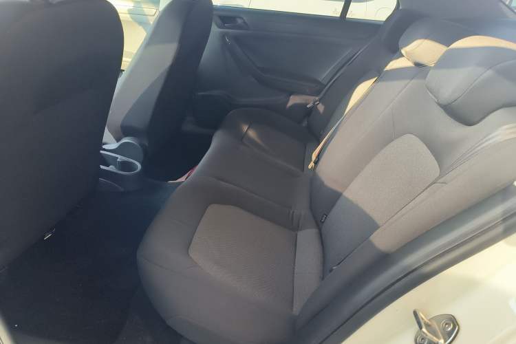 Used Volkswagen Jetta 2015 Value Edition 1.6L Manual Fashionable Style Interior 4