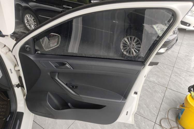 Used Volkswagen Jetta 2015 1.6L Manual Fashion Edition Interior 5