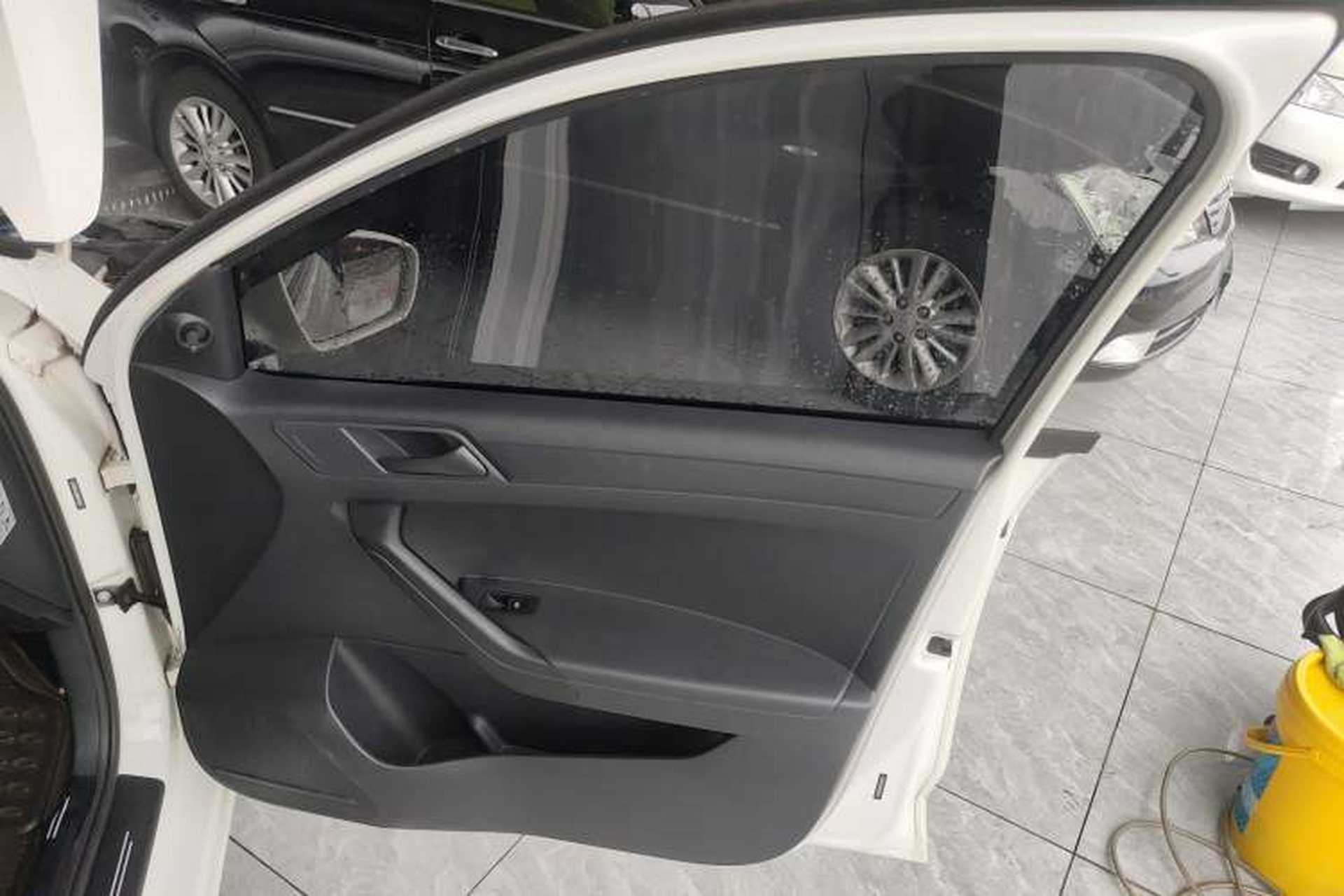 Used Volkswagen Jetta 2015 1.6L Manual Fashion Edition Interior 5