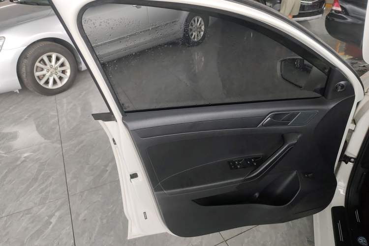 Used Volkswagen Jetta 2015 1.6L Manual Fashion Edition Interior 7