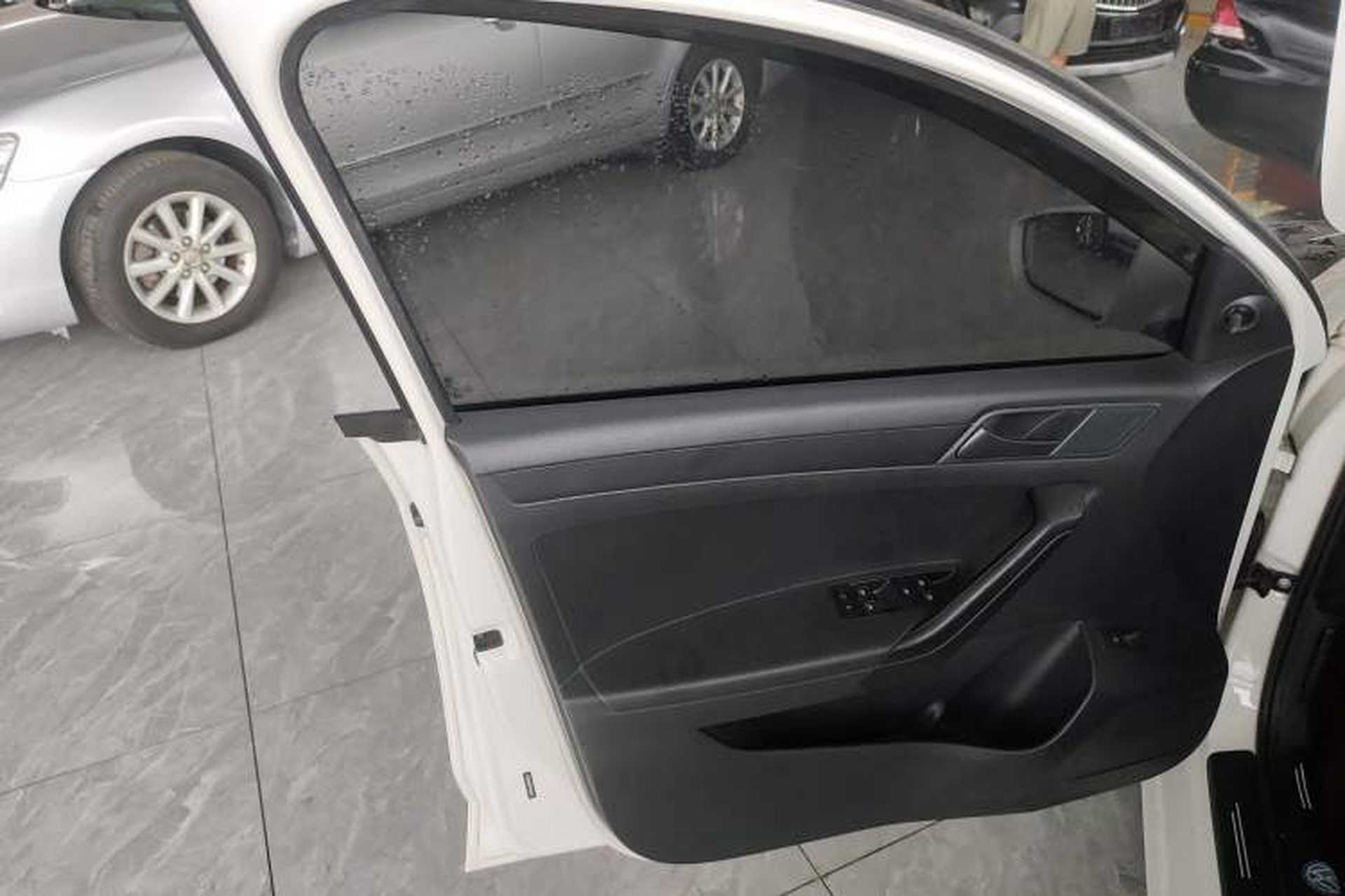 Used Volkswagen Jetta 2015 1.6L Manual Fashion Edition Interior 7