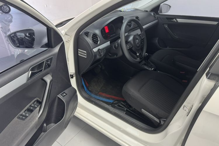 Used Volkswagen Jetta 2015 Value Edition 1.6L Automatic Comfort Version Interior 7